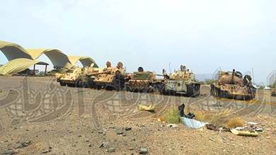 بيع دبابات وآليات عسكرية كحديد خردة في محور العند